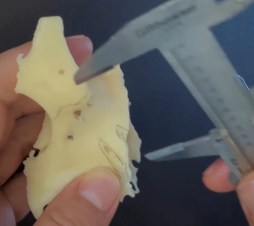 Paquímetro medindo o comprimento do canal da osteotomia no protótipo