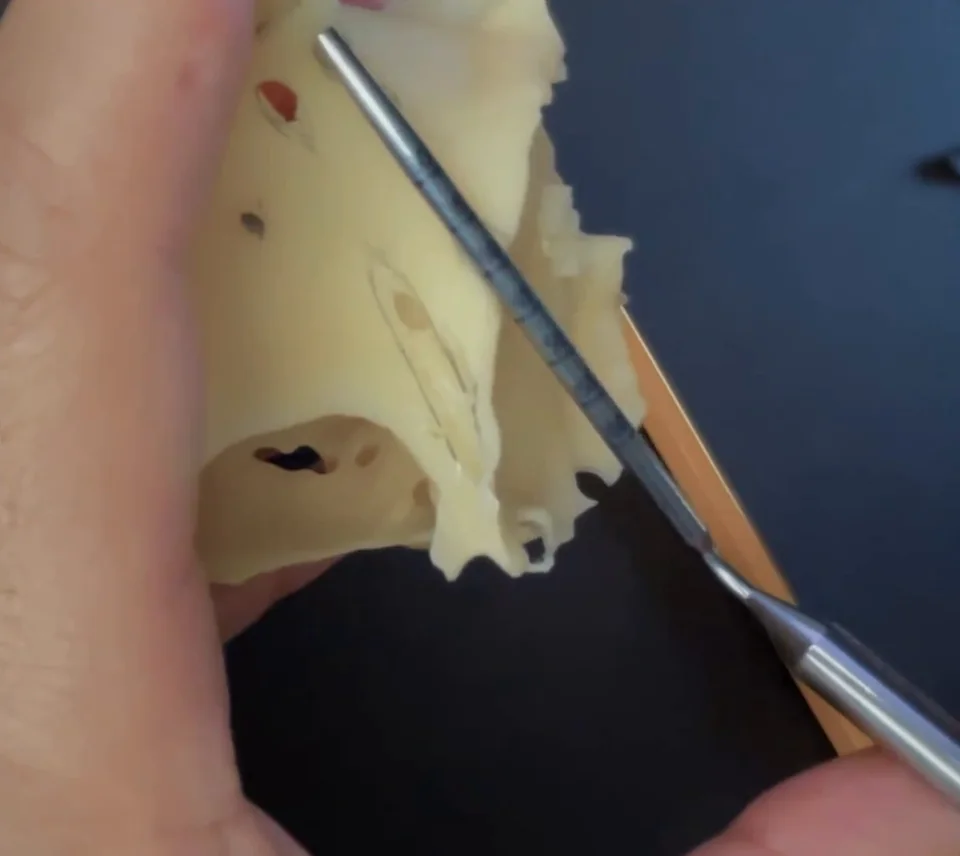 Sonda apoiada sobre o canal da osteotomia no protótipo